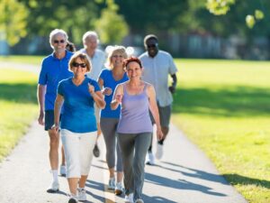 Persona adulta che cammina all’aperto in un parco